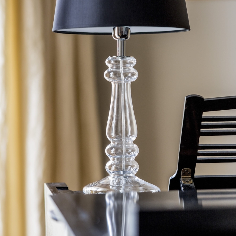 Ozdobna szklana lampa stołowa z czarnym abażurem PETIT TRIANON.