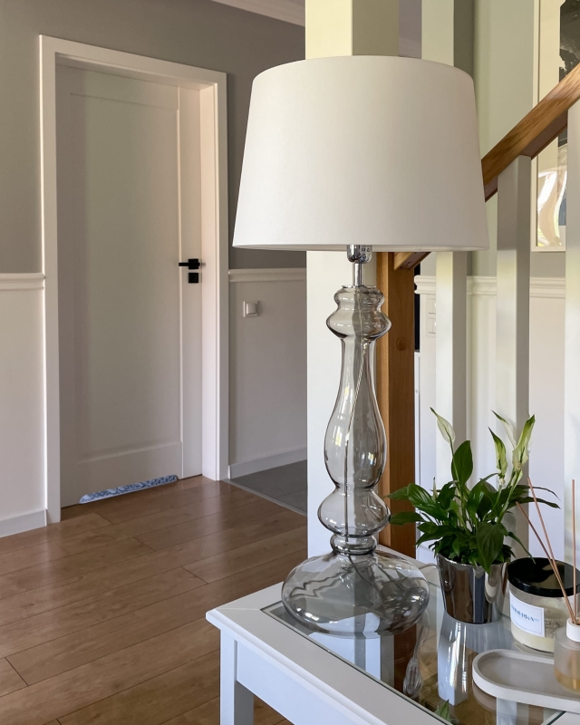 Dekoracyjna szklana lampa stołowa z białym abażurem VERSAILLES TRANSPARENT BLACK.