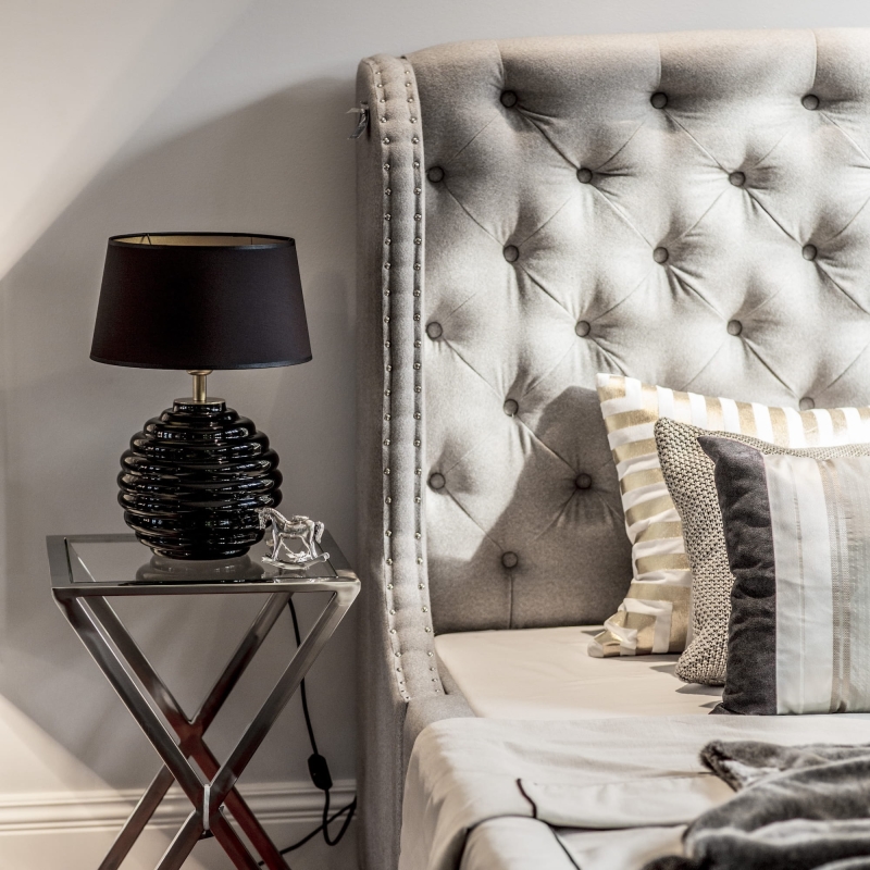 Czarna lampka stojąca z czarno-złotym abażurem ANTIBES BLACK.