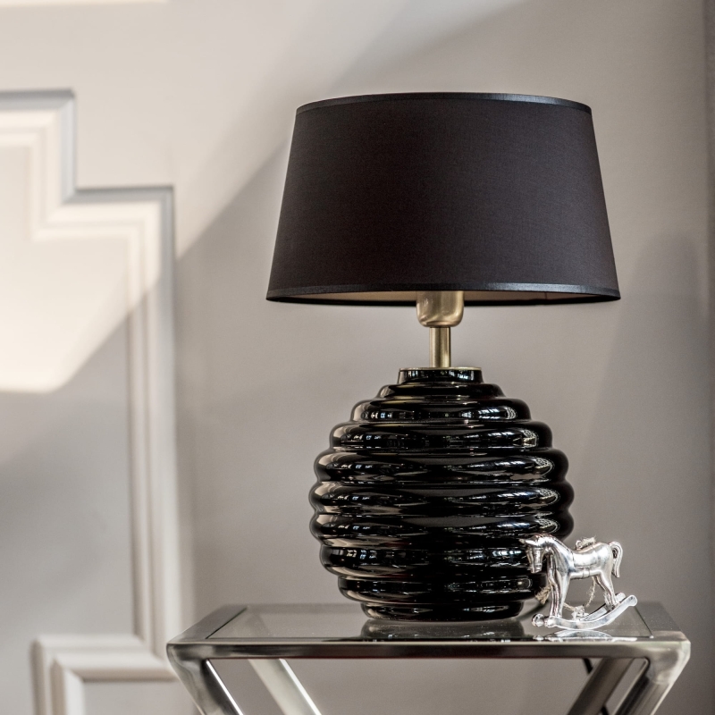 Czarna lampka stojąca z czarno-złotym abażurem ANTIBES BLACK.