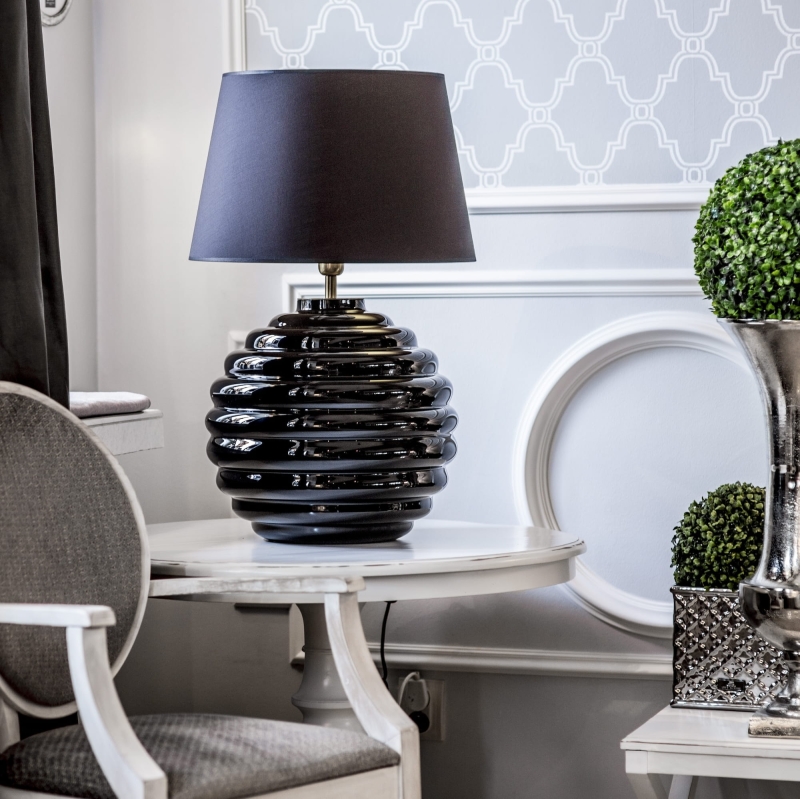 Czarna szklana lampa stołowa z czarnym abażurem SAINT TROPEZ BLACK.