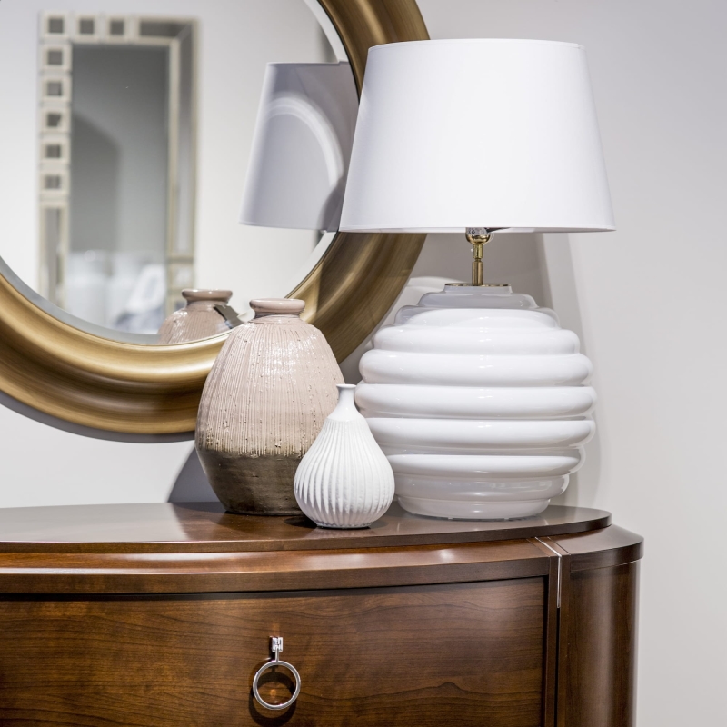 Biała szklana lampa stołowa z białym abażurem SAINT TROPEZ WHITE.