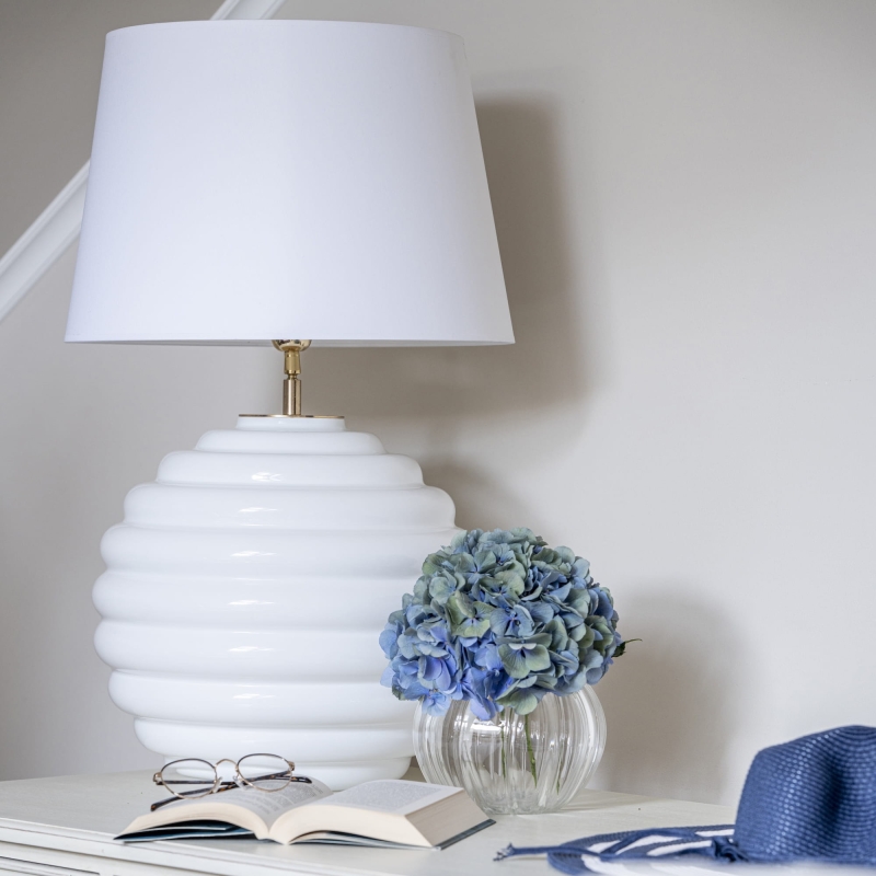 Biała szklana lampa stołowa z białym abażurem SAINT TROPEZ WHITE.