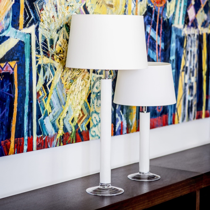 Biała lampa stołowa na nodze z białym abażurem LITTLE FJORD WHITE.