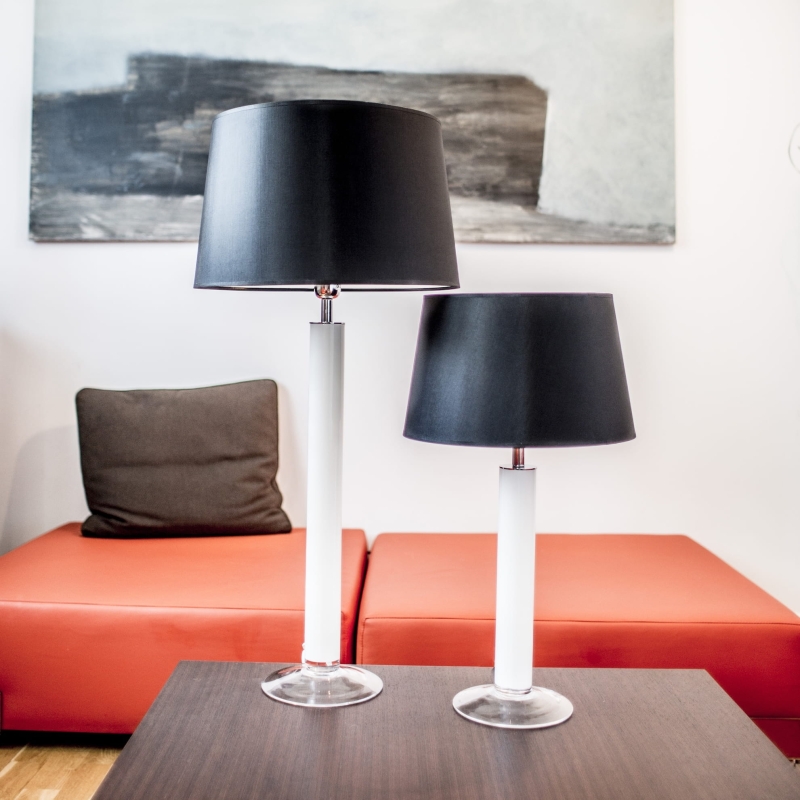 Biała lampa stołowa na nodze z czarnym abażurem LITTLE FJORD WHITE.