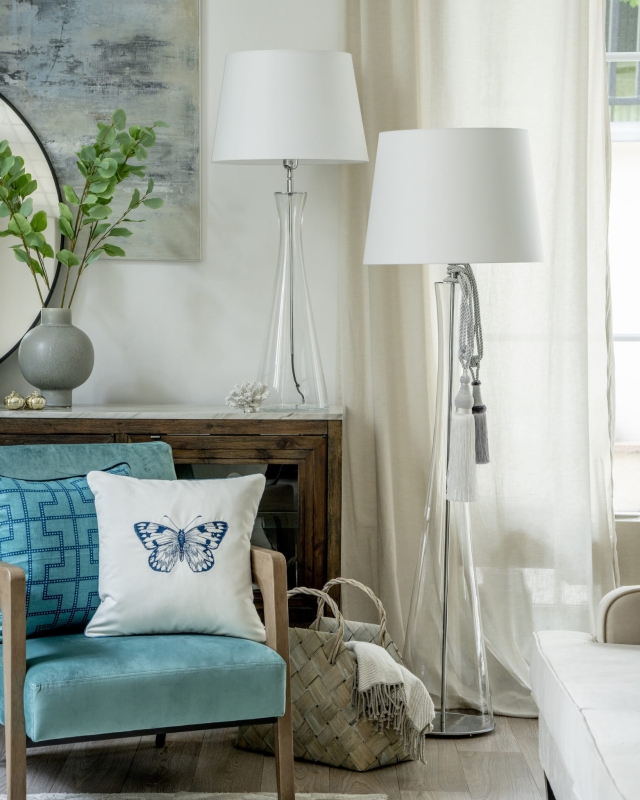 Wysoka szklana lampa stołowa z białym abażurem CHIANTI.