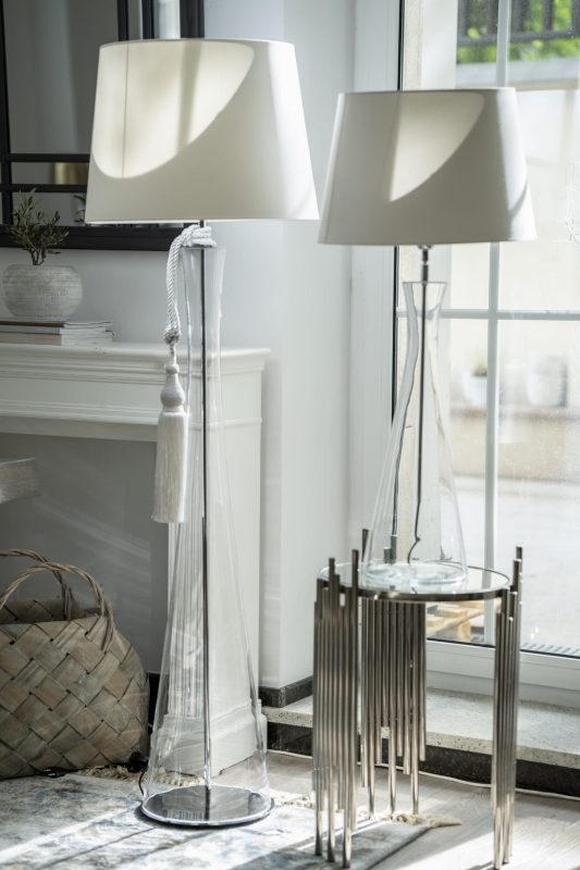 Wysoka szklana lampa stołowa z białym abażurem CHIANTI.