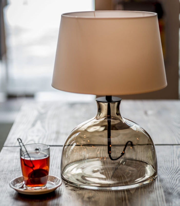 Szklana lampa taupe z białym abażurem HAGA TAUPE.