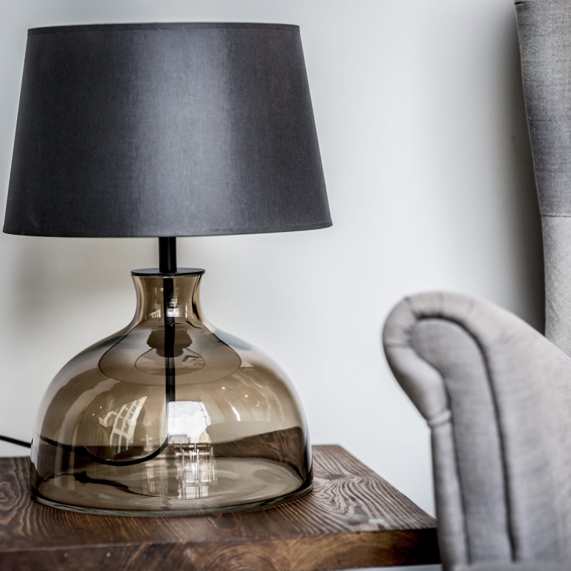 Szklana lampa taupe z czarnym abażurem HAGA TAUPE.