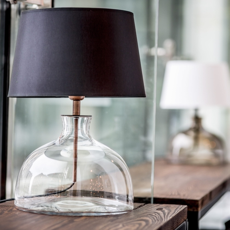 Szklana lampa z czarno-miedzianym abażurem HAGA.