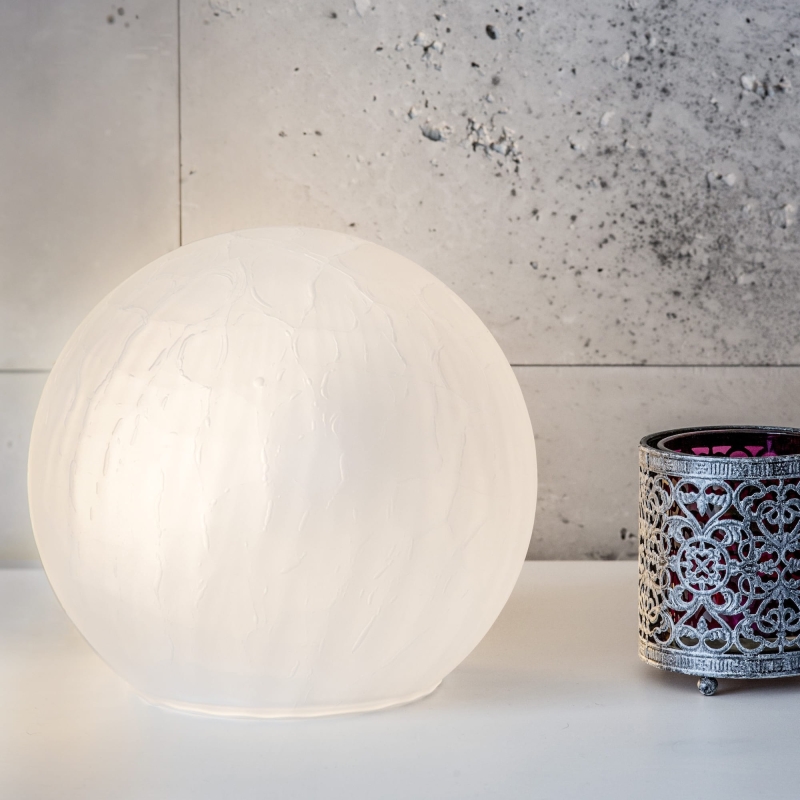 Lampa szklana LIVORNO z białego szkła opalowego z efektem crackle po zapaleniu światła.