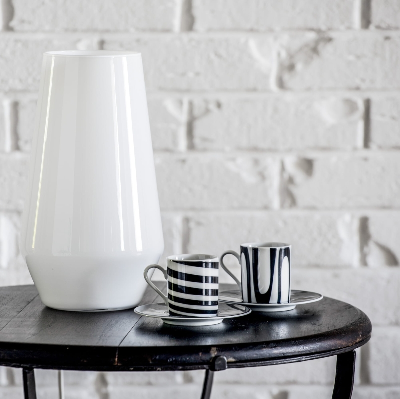 Lampa szklana LODI z białego szkła opalowego.