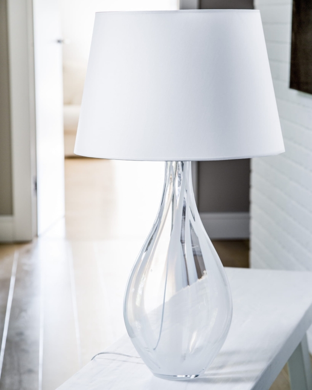 Szklana lampa stołowa z białymi pasami i białym abażurem MODENA WHITE.