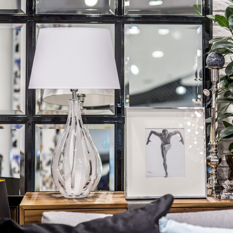 Szklana lampa stołowa z białymi pasami i białym abażurem MODENA WHITE.