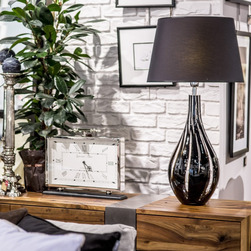 Szklana lampa stołowa z czarnymi pasami i czarno-złotym abażurem MODENA BLACK.