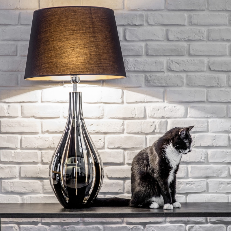 Szklana lampa stołowa z czarnymi pasami i czarno-złotym abażurem MODENA BLACK.