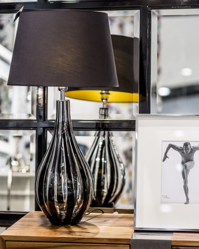 Szklana lampa stołowa z czarnymi pasami i czarno-złotym abażurem MODENA BLACK.