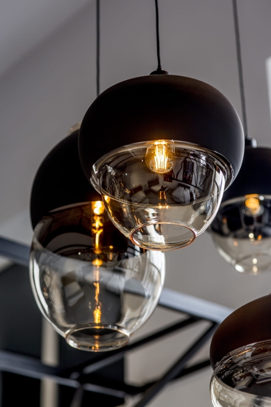 Szklana lampa wisząca ARIEL AMBER WIDE w połączeniu z lampami z kolekcji MIRANDA