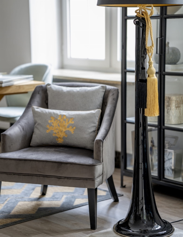 Czarna szklana lampa podłogowa z czarno-złotym abażurem ZURICH BLACK