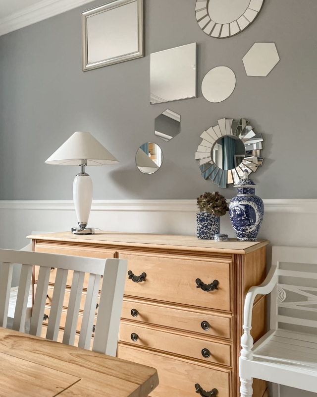 Biało-srebrna lampa stołowa REA z białym abażurem w kształcie stożka - biała lampa na komodę.