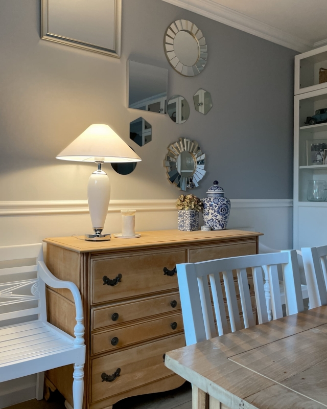 Biało-srebrna lampa stołowa REA z białym abażurem w kształcie stożka - biała lampa na komodę.