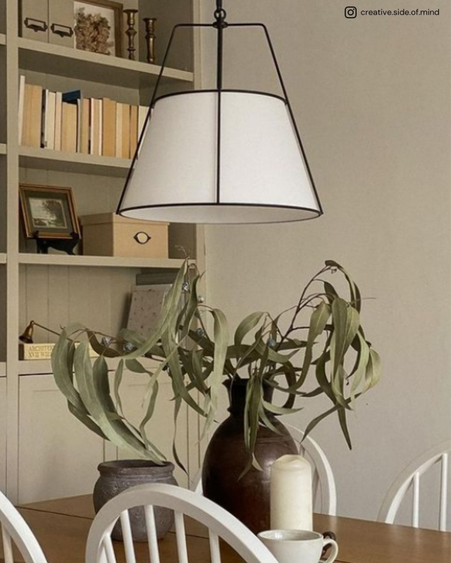 Czarna lampa wisząca modern farmhouse AMBER w aranżacji jako lampa nad stół.