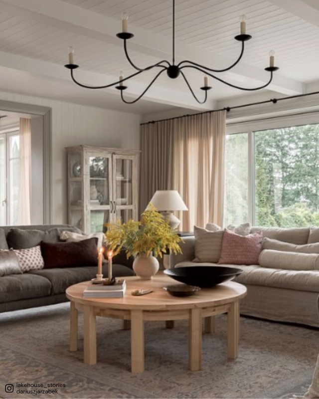 Duży czarny żyrandol z oprawkami w kształcie świec ELEGANT 160 cm - aranżacja.