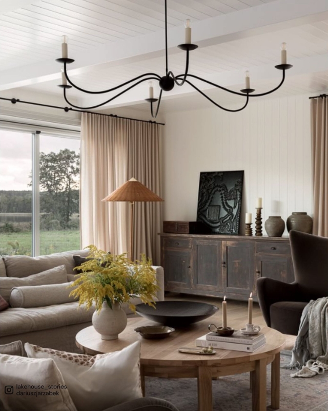 Duży czarny żyrandol z oprawkami w kształcie świec ELEGANT 160 cm - aranżacja.