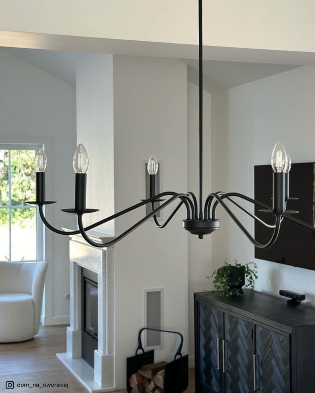Elegancki czarny żyrandol POSH w aranżacji.