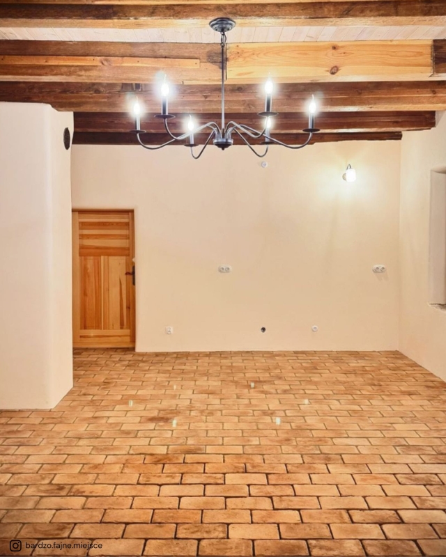 Elegancki czarny żyrandol POSH w aranżacji.