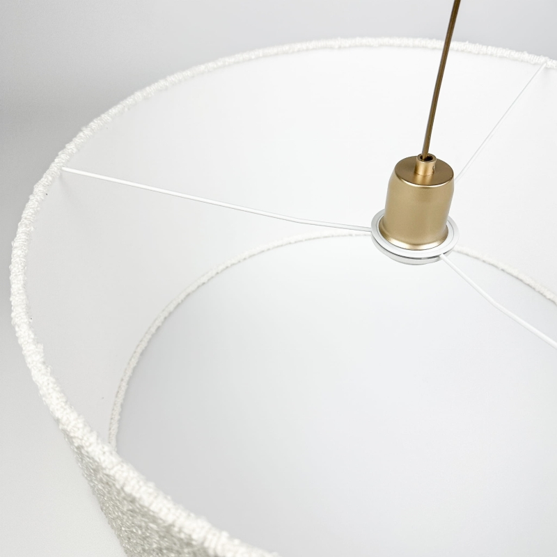 Biało-złota lampa wisząca z abażurem bouclé NEBIA II - detal.