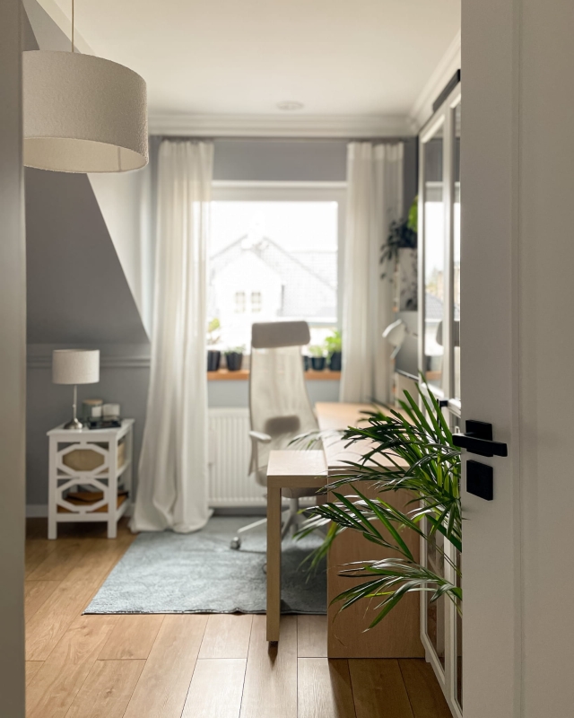 Biało-złota lampa wisząca z abażurem bouclé NEBIA II - aranżacja.