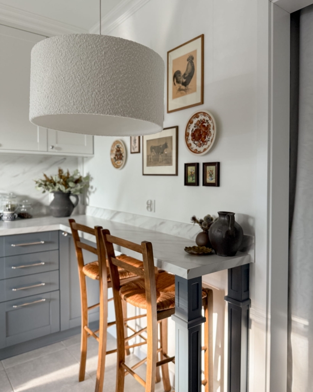 Biało-złota lampa wisząca z abażurem bouclé NEBIA II - aranżacja.