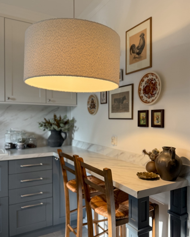 Biało-złota lampa wisząca z abażurem bouclé NEBIA II - aranżacja.