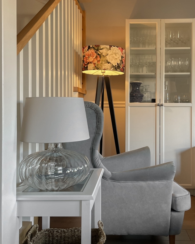 Kolorowy abażur w kwiaty piwonii walec 45 cm NANA - aranżacja.