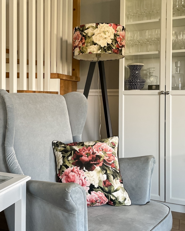 Kolorowy abażur w kwiaty piwonii walec 45 cm NANA - aranżacja.