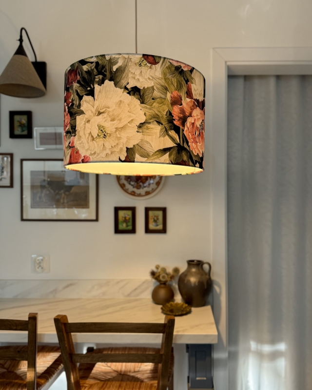 Kolorowa lampa wisząca z kwiatami piwonii NANA I - aranżacja.