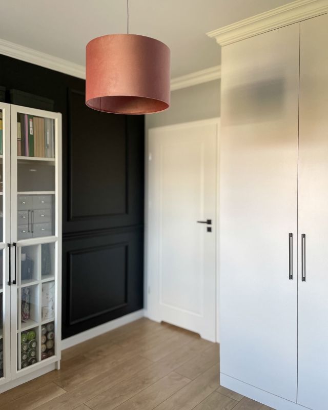 Welurowy abażur brudny róż BASE - abażur walec 38 cm - aranżacja.