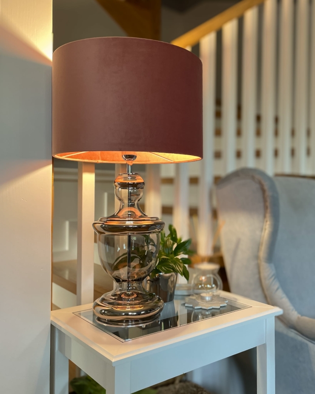 Welurowy abażur brudny róż BASE - abażur walec 38 cm - aranżacja.