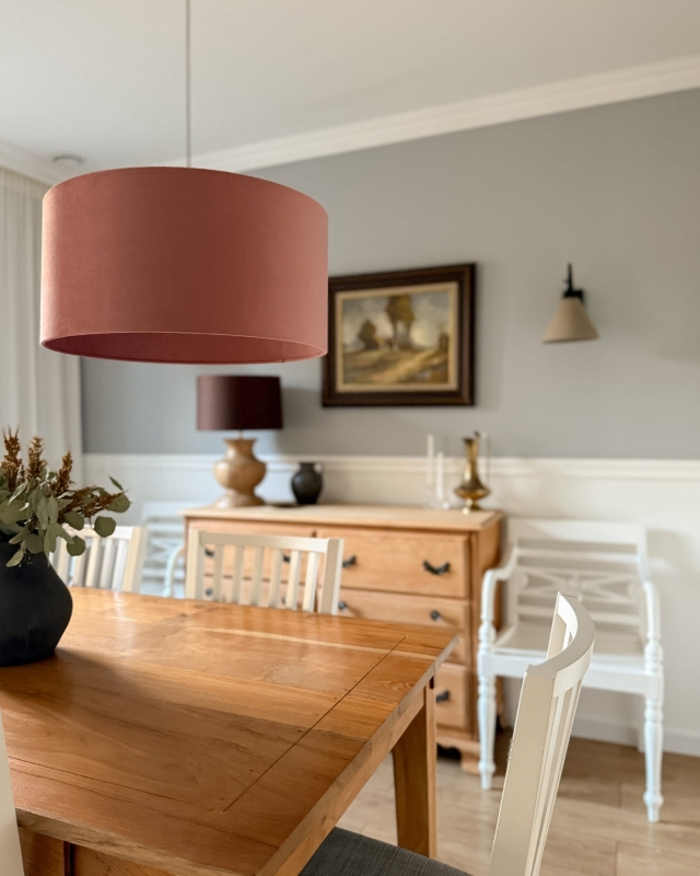 Welurowy abażur brudny róż BASE - abażur walec 50 cm - aranżacja.