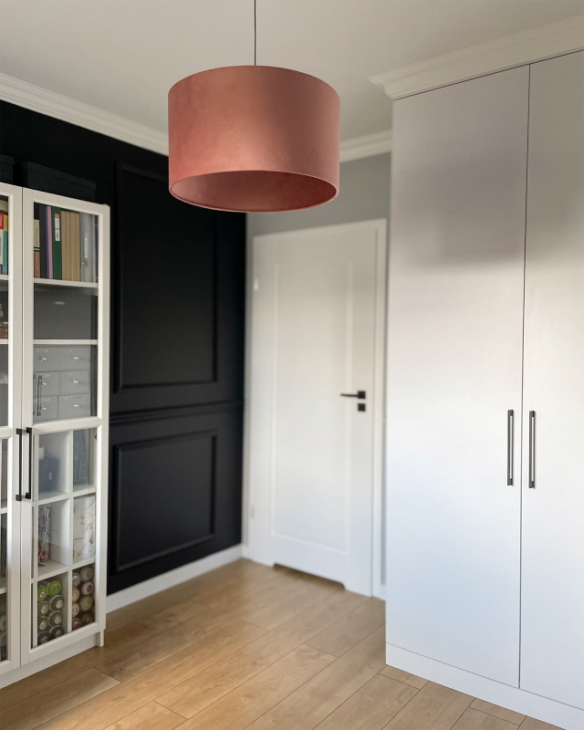 Welurowy abażur brudny róż BASE - abażur walec 50 cm - aranżacja.