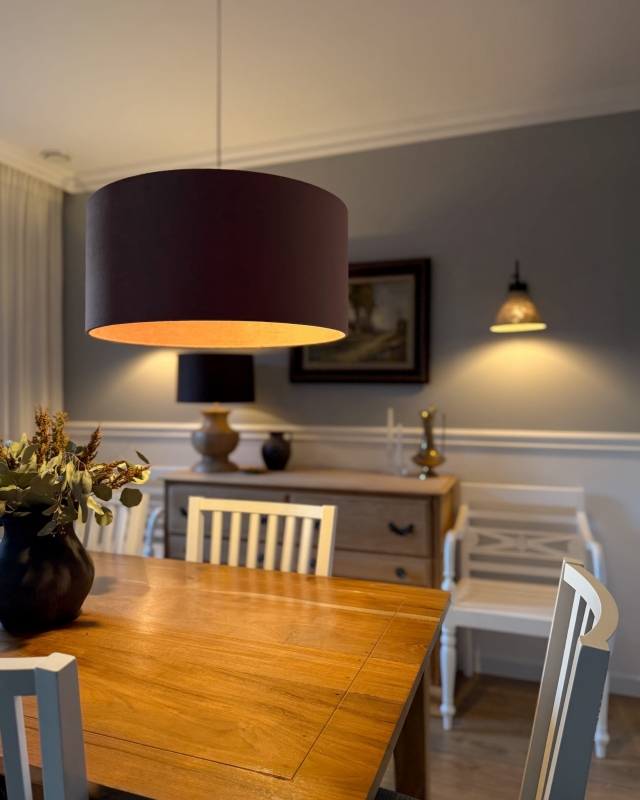 Welurowy abażur brudny róż BASE - abażur walec 50 cm - aranżacja.