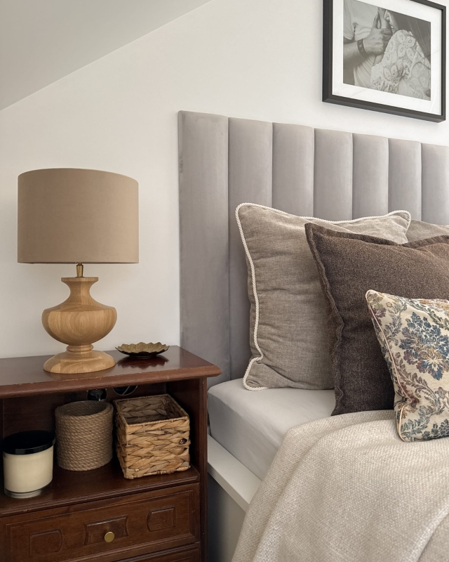 Mały beżowy abażur welurowy BASE VELVET - walec 25 cm - aranżacja.