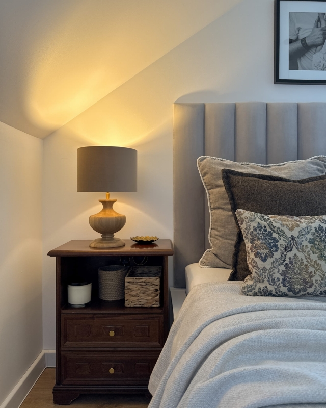 Mały beżowy abażur welurowy BASE VELVET - walec 25 cm - aranżacja.