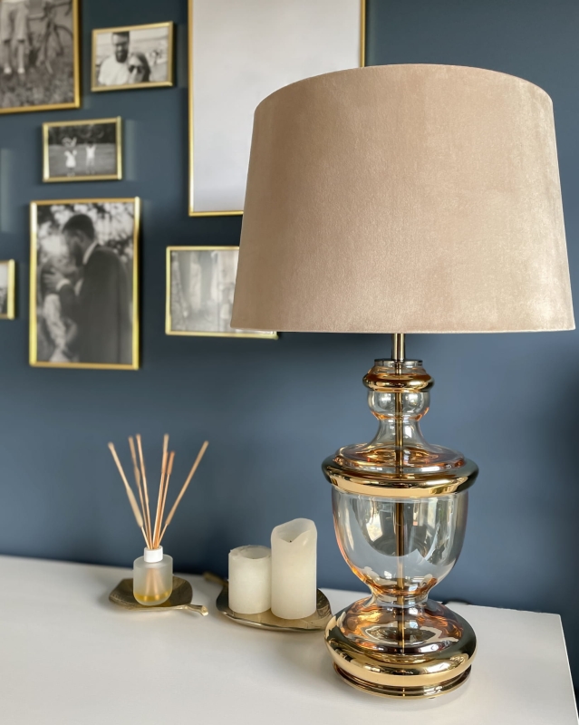 Beżowy abażur welurowy stożek 40 cm BASE VELVET w aranżacji z lampą TIVOLI GOLD.