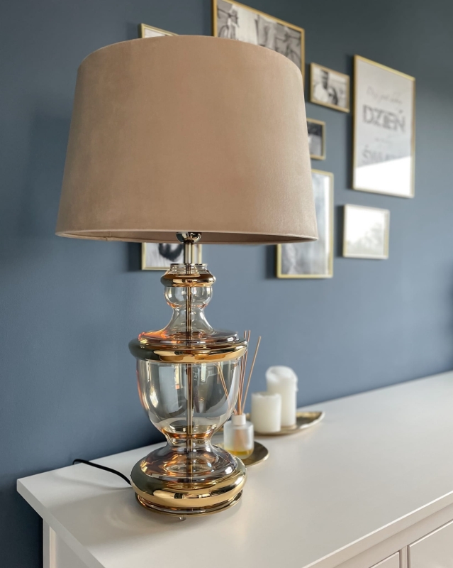 Beżowy abażur welurowy stożek 40 cm BASE VELVET w aranżacji z lampą TIVOLI GOLD.