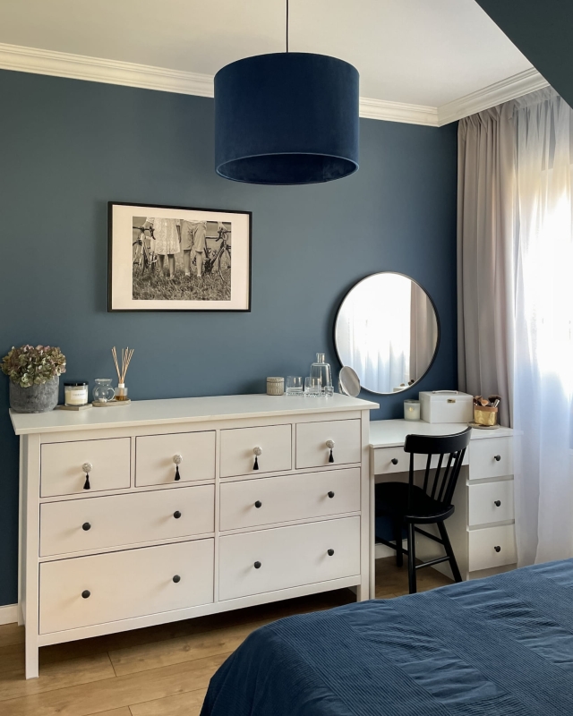 Granatowa lampa wisząca z abażurem welurowym BASE VELVET I - aranżacja