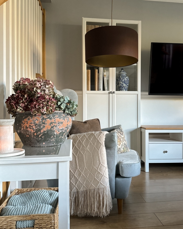 Duży brązowo-złoty abażur SOFIA - walec 50 cm - aranżacja