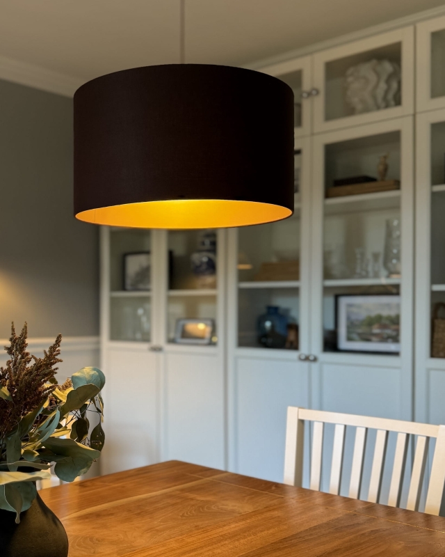 Duży brązowo-złoty abażur SOFIA - walec 50 cm - aranżacja