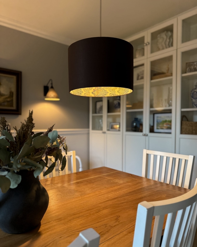 Brązowa lampa wisząca ze wzorzystym abażurem FARMHOUSE II M - aranżacja